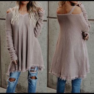 💕 only 1 left!! 🔥🔥 Cut out cold shoulder oversized sweater.